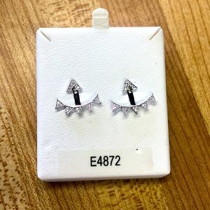 Swinging geometrical earrings.